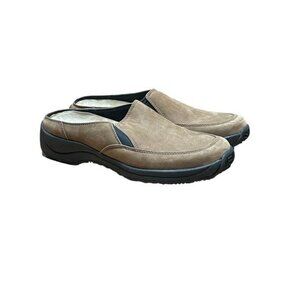 NWOT.Clarks.Women mule brown color leather upper shoes size 8